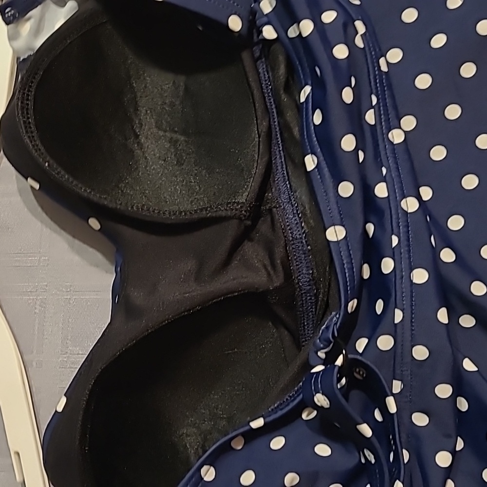 Flattering one piece bathing suit size 12 - Picture 9 of 9
